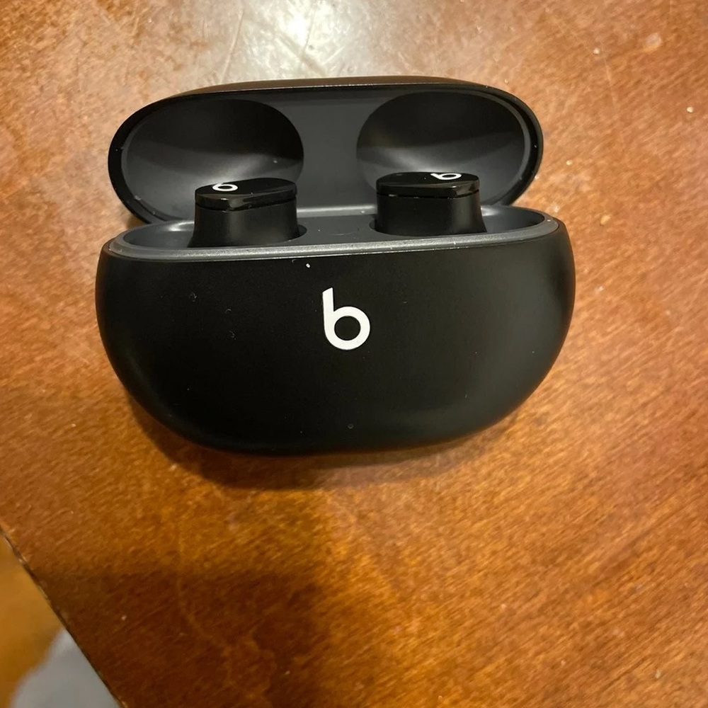 Dr.Dre wireless beats as good as new! The beats will fit in anyones ear!